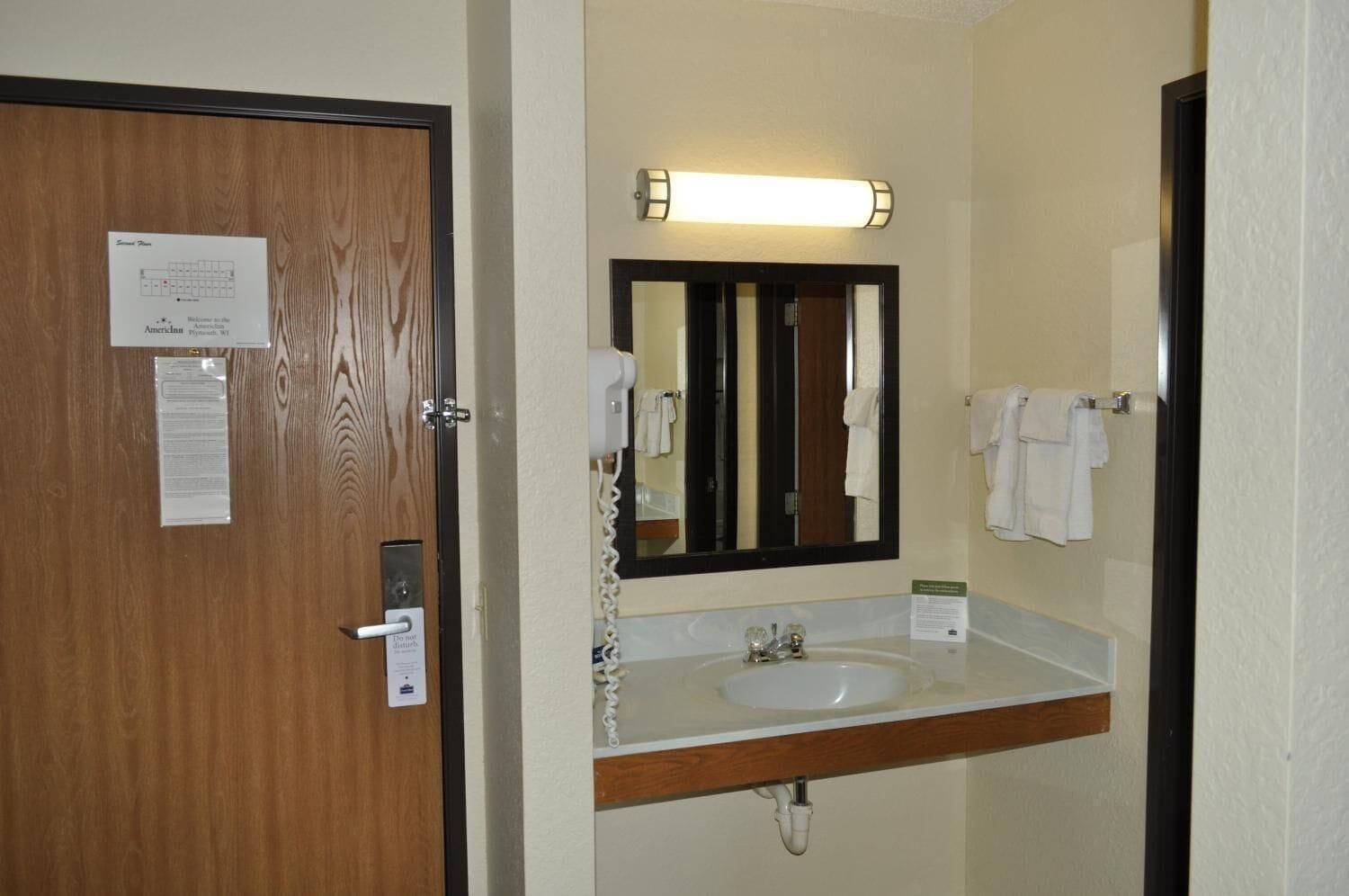Americinn By Wyndham Plymouth Экстерьер фото